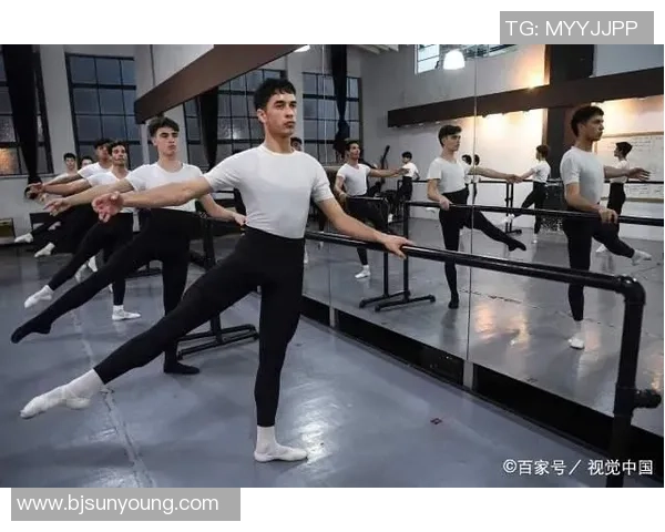 湖人队跨界挑战足球赛场展现运动员多才多艺的精彩瞬间